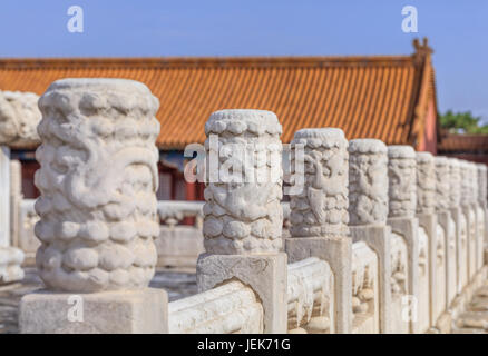 Reich verzierte Brüstung mit alten traditionellen Gebäude im Hintergrund, Peking, China Stockfoto