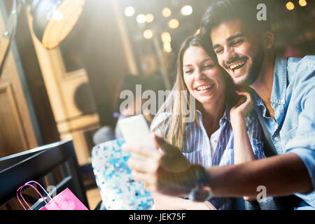 Junge attraktive fröhliches Paar auf Datum im Coffee Shop