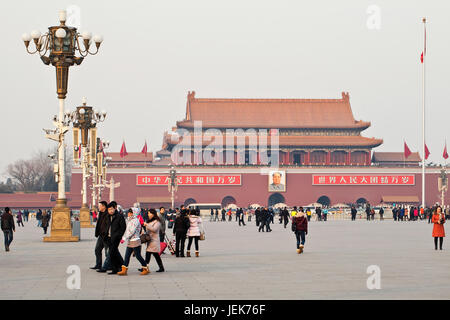 PEKING – DEZ. 26, 2011. Chinesische Touristen gehen auf Tiananmen, einem berühmten Denkmal in Peking und weit verbreitet als nationales Symbol. Stockfoto