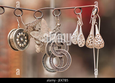 Handgefertigter chinesischer Schmuck auf dem Panjiayuan Markt, im Südosten von Peking, China, ausgestellt. Stockfoto