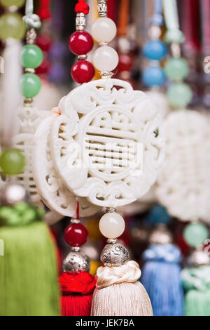 Handgefertigter chinesischer Schmuck auf dem Panjiayuan Markt, im Südosten von Peking, China, ausgestellt. Stockfoto