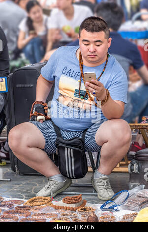 PEKING-29. MAI 2016. Verkäufer auf dem Panjiayuan Markt, ist es der größte Markt, der Antiquitäten, Kunsthandwerk, Sammlerstücke und Dekorationen in China verkauft. Stockfoto