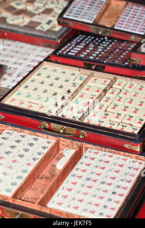 PEKING-JAN. 26. Mahjong-Boxen auf einem Markt. Mahjong stammt aus China, die üblicherweise von vier Spielern mit einem Satz von 136 Spielsteinen gespielt wird. Stockfoto