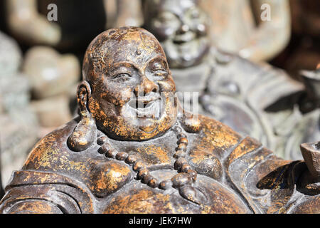 PEKING-MÄRZ 27. Buddha-Skulptur auf dem Panjiayuan-Markt. Im letzten Jahrzehnt machte die chinesische Regierung versöhnliche Gesten zum Buddhismus. Stockfoto