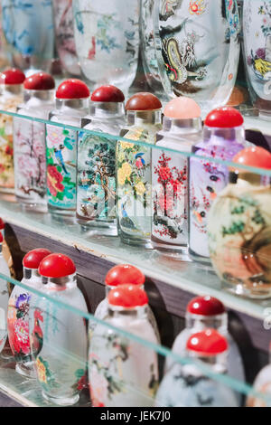 PEKING, 27. MÄRZ 2011. Repliken von alten Schnupftabak Flaschen auf dem Panjiayuan Markt. Während der Qing-Dynastie wurden Snuff-Flaschen verwendet. Stockfoto