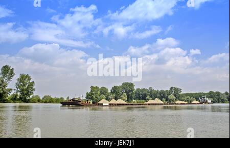 Das Boot Kahn über den Fluss den Transport von Baumaterialien. Stockfoto