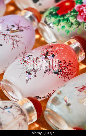 PEKING, 27. MÄRZ 2011. Repliken von alten Schnupftabak Flaschen auf dem Panjiayuan Markt. Während der Qing-Dynastie wurden Snuff-Flaschen verwendet. Stockfoto