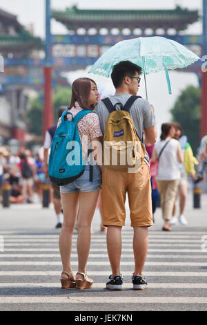 PEKING, 9. JUNI 2015. Junge Liebhaber mit Sonnenschirm. Laut Volkszählung von 2010 ist Chinas unverheiratete Bevölkerung riesig: Etwa 249 Millionen 18-und älter. Stockfoto