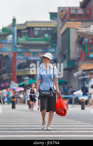 PEKING, 9. JUNI 2015. Gut gekleidete ältere Frau. Die ältere Bevölkerung (60 oder älter) in China ist 128 Millionen, einer von zehn Menschen, weltweit die größte. Stockfoto