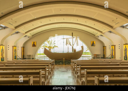 Nachbau des Jesu Boot in Magdala-Kirche in der Mitte von Magdala Spiritualität, Migdal, auf dem See Genezareth, Israel. Stockfoto