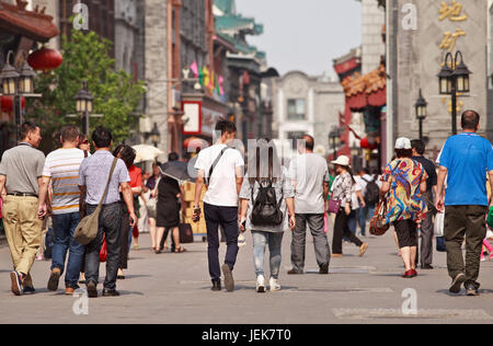 PEKING, 9. JUNI 2015. Traditionelle Einkaufsstraße. Obwohl schnelle Modernisierung gibt es immer noch viele traditionelle Bereiche rund um den Platz des Himmlischen Friedens. Stockfoto