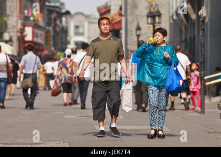 PEKING, 9. JUNI 2015. Ein Paar mittleren Alters im Stadtzentrum. Jüngste Studie zeigte, dass die Scheidungsrate bei chinesischen Paaren mittleren Alters in den letzten zwei Jahrzehnten gestiegen ist. Stockfoto