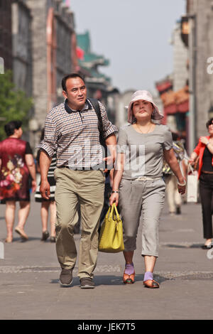 PEKING, 9. JUNI 2015. Ein Paar mittleren Alters im Stadtzentrum. Jüngste Studie zeigte, dass die Scheidungsrate bei chinesischen Paaren mittleren Alters in den letzten zwei Jahrzehnten gestiegen ist. Stockfoto