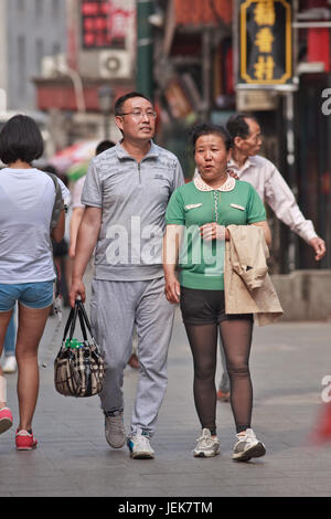 PEKING, 9. JUNI 2015. Ein Paar mittleren Alters im Stadtzentrum. Jüngste Studie zeigte, dass die Scheidungsrate bei chinesischen Paaren mittleren Alters in den letzten zwei Jahrzehnten gestiegen ist. Stockfoto
