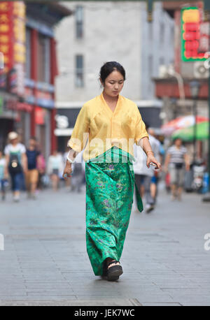 PEKING, 9. JUNI 2015. Traditionelle gekleidete Frau. Das Leben chinesischer Frauen hat sich seit dem Aufstieg der Volksrepublik China erheblich verändert. Stockfoto