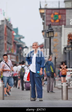 PEKING, 9. JUNI 2015. Schöner alter Mann. Die ältere Bevölkerung (60 oder älter) in China ist 128 Millionen, einer von zehn Menschen, die weltweit größte. Stockfoto