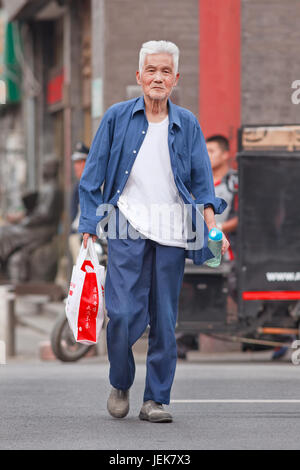 PEKING, 9. JUNI 2015. Schöner alter Mann. Die ältere Bevölkerung (60 oder älter) in China ist 128 Millionen, einer von zehn Menschen, die weltweit größte. Stockfoto