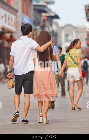 PEKING, 9. JUNI 2015. Junges Paar in der Liebe. Jüngste Studie zeigte, dass die Scheidungsrate bei chinesischen Paaren mittleren Alters in den letzten zwei Jahrzehnten gestiegen ist. Stockfoto