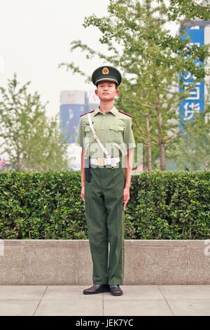 PEKING, 16. JUNI 2015. Junger Ehrengarde im Gebiet von Xidan. Ehrenwachen werden von der Volksbefreiungsarmee auf dem Platz des Himmlischen Friedens zur Flaggenanhebung zur Verfügung gestellt. Stockfoto