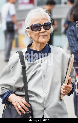 PEKING, 4. MAI 2106. Stilvoll gekleidete alte Frau. China wird schnell älter. Vor drei Jahrzehnten waren nur 5% der Bevölkerung über 65. Heute sind es 9%. Stockfoto