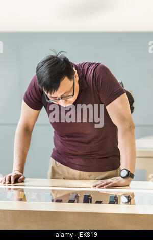 PEKING, 4. MAI 2106. Mann im Apple Store. China ist für Apple sehr wichtig, sein Milliardenmarkt hat in China ein enormes Wachstumspotenzial. Stockfoto