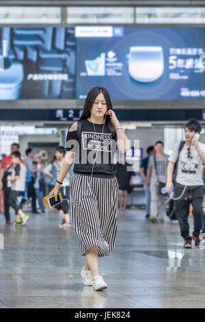 PEKING-21. MAI 2016. Junge Frau am Bahnhof Peking Süd, dem größten Bahnhof der Stadt und einer der größten in Asien. Stockfoto