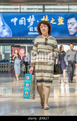 BEIJING-MAI 21, 2016. Applying Frau Beijing Railway Station im Süden, der Stadt größte Station und eines der größten in Asien, Endstation für hohe Stockfoto