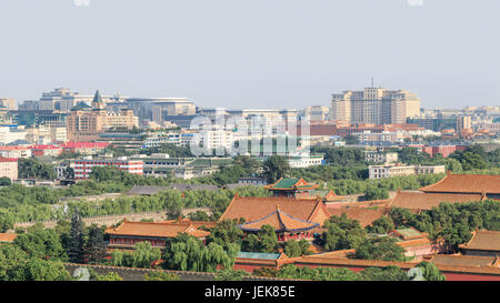 PEKING, 26. JULI 2016. Blick aus einem hohen Winkel auf die Pavillons des Palace Museums mit CBD im Hintergrund. Es war der Kaiserpalast für 24 Kaiser. Stockfoto
