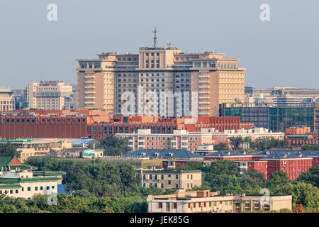 PEKING, 26. JULI 2016. Blick aus dem hohen Winkel auf das Beijing Hotel. Es wurde 1900 gegründet, war das Olympische Familienhotel der 29. Olympischen Spiele 2008. Stockfoto