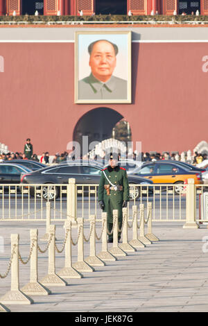PEKING–JAN. 17. Ehrenwache auf dem Tiananmen-Platz. Ehrenwachen werden von der Volksbefreiungsarmee auf dem Platz des Himmlischen Friedens zur Fahnenbildung zur Verfügung gestellt. Stockfoto