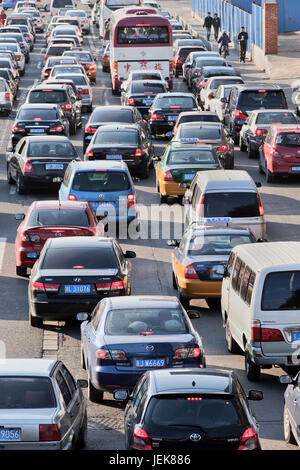 PEKING – NOV. 19, 2011. Stau in Peking Central Business District. Vor kurzem die Zahl der Autos in Peking traf 4 Millionen und seine Pkw-Flotte wächst