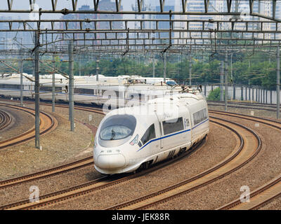 PEKING, 5. JUNI 2016. Der Hochgeschwindigkeitszug fährt von Peking ab. In den vergangenen 10 Jahren baute China 20.000 km Hochgeschwindigkeitsstrecke, 20 städtische öffentliche Verkehrsmittel. Stockfoto