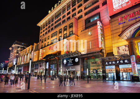 PEKING, APRIL 14. Wangfujin Einkaufsstraße. Eine der Haupteinkaufsstraßen Pekings. Die Gegend ist sowohl für Touristen als auch für Einwohner beliebt. Stockfoto