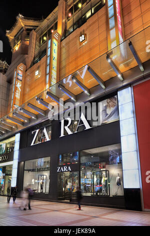 PEKING-APRIL 14. Zara Outlet bei Nacht. Der Eigentümer von Zara, Spain Inditex, hat einen Jahresgewinn von 2.6 Milliarden Dollar gegenüber dem Vorjahr um 11% gesteigert. Stockfoto