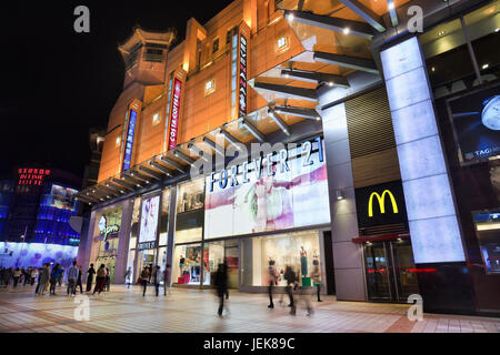 PEKING, APRIL 14. Wangfujing Einkaufsstraße. Eine der wichtigsten Einkaufsstraßen Pekings, Fußgängerzone und beliebt bei Touristen und Bewohnern. Stockfoto