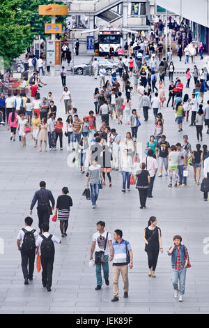 BEIJING-MAI 21, 2013. Menge an Xidan shopping-Bereich. Chinas Bevölkerung ist 1,393,783,836 ab dem 1. Juli 2014, das Äquivalent zum 19.24 % aller weltweit. Stockfoto