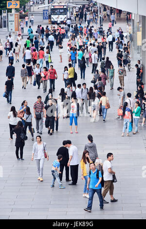 BEIJING-MAI 21, 2013. Menge an Xidan shopping-Bereich. Chinas Bevölkerung ist 1,393,783,836 ab dem 1. Juli 2014, das Äquivalent zum 19.24 % aller weltweit. Stockfoto