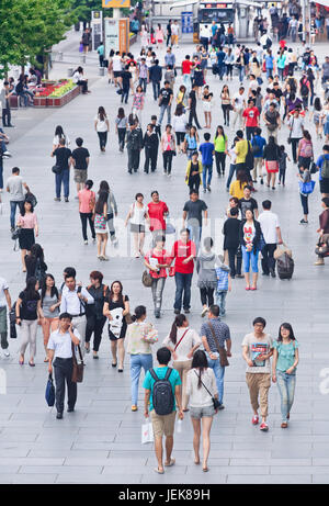 BEIJING-MAI 21, 2013. Menge an Xidan shopping-Bereich. Chinas Bevölkerung ist 1,393,783,836 ab dem 1. Juli 2014, das Äquivalent zum 19.24 % aller weltweit. Stockfoto