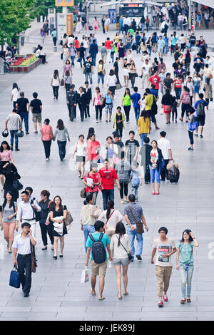 BEIJING-MAI 21, 2013. Menge an Xidan shopping-Bereich. Chinas Bevölkerung ist 1,393,783,836 ab dem 1. Juli 2014, das Äquivalent zum 19.24 % aller weltweit. Stockfoto