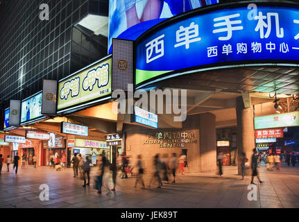 BEIJING-24. APRIL, 2013. Shopper im Xidan Shopping Center in der Nacht. Die 3,4 Meilen langen Xidan Einkaufsstraße ist sehr beliebt bei den Beijinger, es Offe Stockfoto