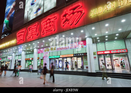 PEKING, 24. APRIL 2013. Shopper im Xidan Shopping Centre bei Nacht. Die 3,4 Meilen lange Xidan Einkaufsstraße ist sehr beliebt bei Beijingers. Stockfoto