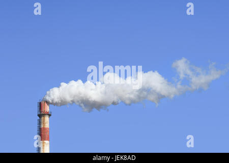 Alter Schornstein mit mit Schornstein vor blauem Himmel, Peking, China Stockfoto