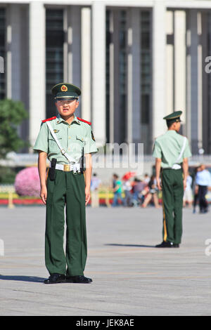 PEKING – MAI 29. Ehrenwachen auf dem Tiananmen-Platz. Ehrenwachen werden von der Volksbefreiungsarmee auf dem Platz des Himmlischen Friedens zur Fahnenbildung zur Verfügung gestellt. Stockfoto