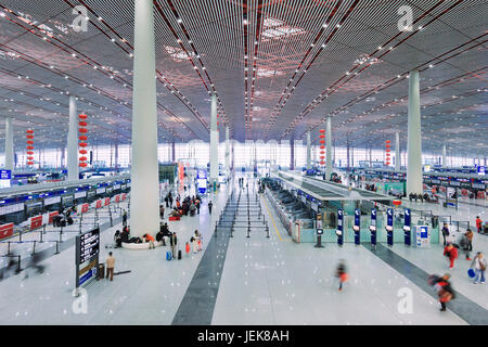 PEKING-FEBR. 21. Blick ins Landesinnere Beijing Capital Airport Terminal 3, der weltweit größte Flughafenterminal-Gebäudekomplex. Stockfoto