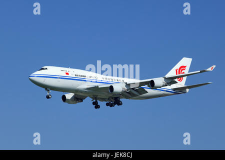 PEKING, 5. JULI. Air China Cargo Boeing 747-412BCF, B-2453 Landung. Eine komplette Frachtversion der 747- 400, mit den aktualisierten Systemen und Tragflächendesign. Stockfoto