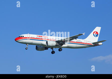 PEKING, 5. JULI. China Eastern Airbus 320-214, B-6009. Die Airbus A320-Familie besteht aus kommerziellen Jet-Flugzeugen mit schmaler Karosserie für kurze bis mittlere Reichweitenbereiche. Stockfoto