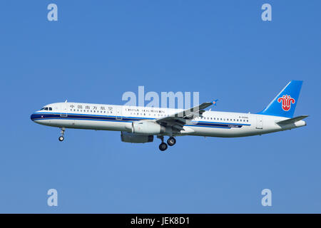 PEKING, 5. JULI. China Southern Airbus A321-231, B-6580 Landung. Airbus A321 ist ein zweimotoriger Schmalkörper-Passagierflugzeug für kurze bis mittlere Reichweitenbereiche. Stockfoto