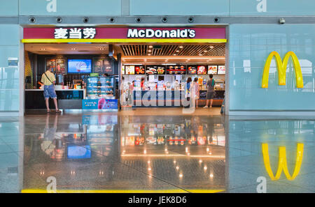 PEKING, 5. JULI. McDonald's Outlet am Capital Airport. McDonald's erweitert seine Speisekarte zum ersten Mal in China um Reisprodukte. Stockfoto