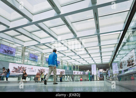 PEKING-OCT. 3. Gehweg in Beijing Capital Airport Terminal 3, dem größten Flughafenterminal-Gebäudekomplex der Welt. Stockfoto