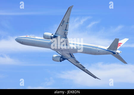 PEKING BIS 6. MÄRZ 2014. Air China Boeing 777-300ER, B-2086 in der Luft. Es ist das weltweit größte Twinjet mit typischer Sitzplatzkapazität für 314 bis 451 Personen. Stockfoto